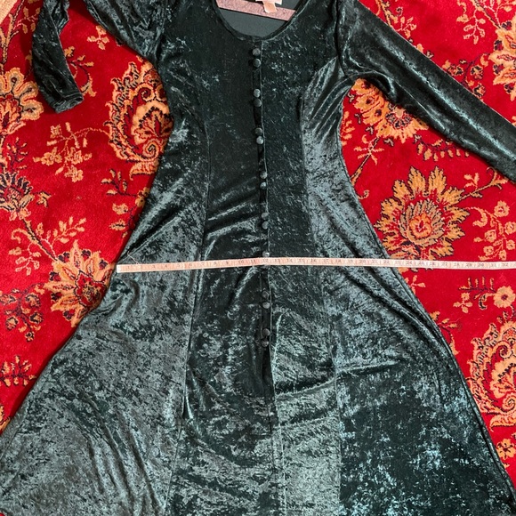 La Fête Emerald Velvet Dress - Picture 11 of 11